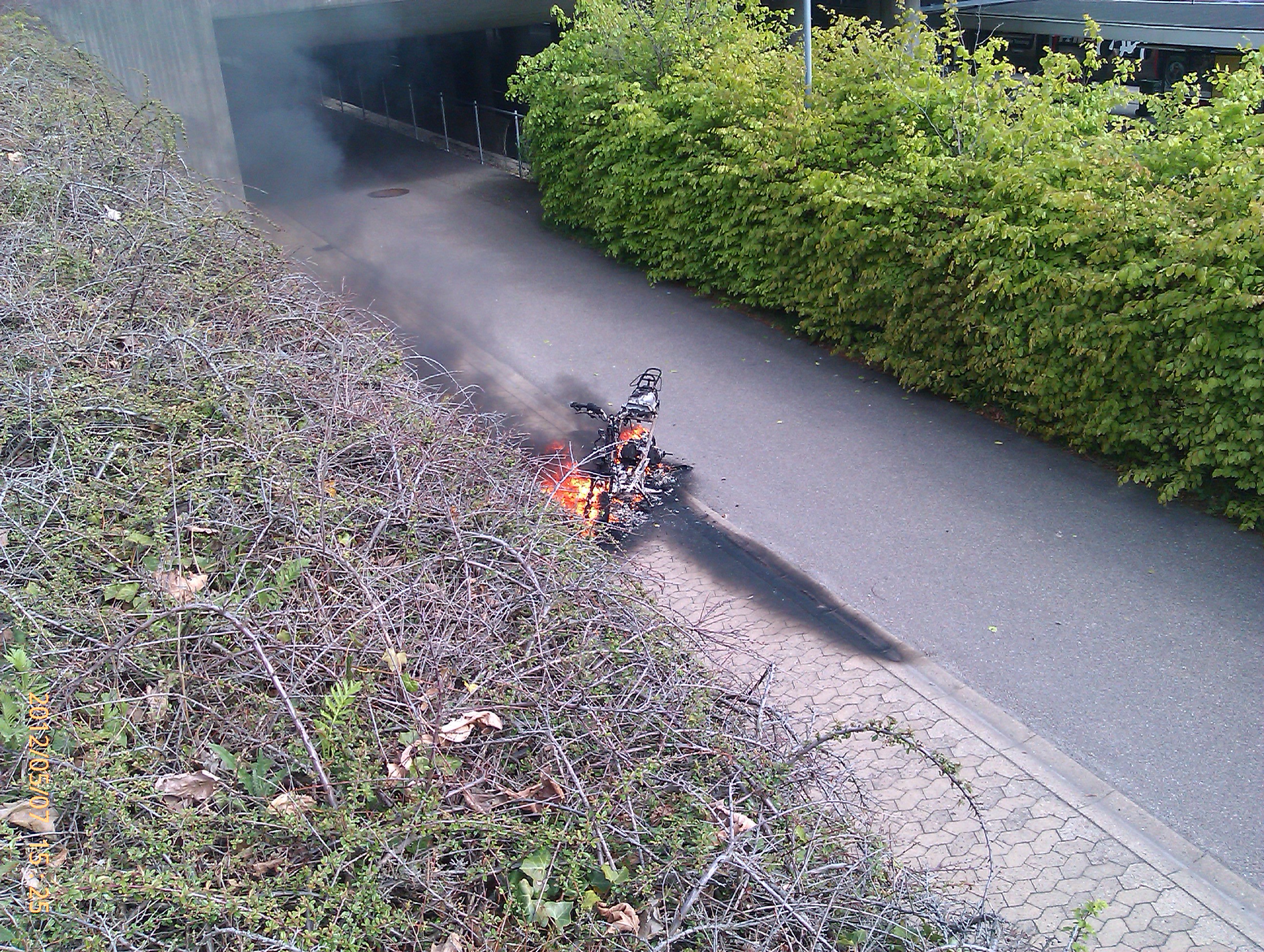 2012-05-07-brand-i-knallert-001-foto-carsten-hald-24nyhederdk