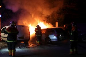 Bil stod i flammer