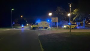 Pige gik i søvne: Faldt ud af vindue
