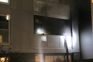 Brand i lejlighed – tre personer bragt til hospitalet