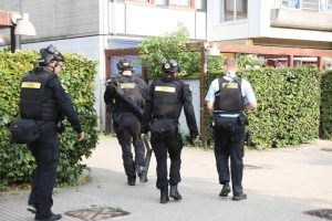 Politi massivt tilstede i boligområde