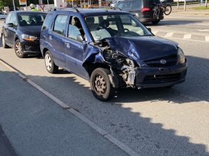 Biler stødte sammen i kryds