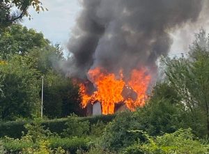 Voldsom brand i skur