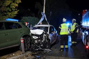Voldsom ulykke: Påkørte parkeret bil