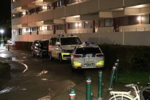 Brændende genstand kastet mod lejlighed