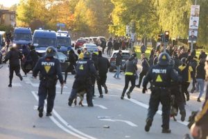 Et års fængsel for fodboldvold – angreb politiet med brosten