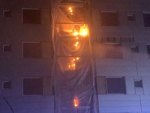 Nytårsraket startede brand i etageejendom