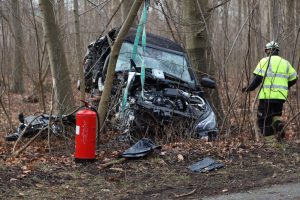 Voldsomt uheld – bil bragede ind i træ