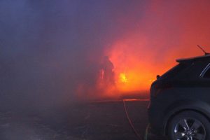Voldsom brand: Flere biler udbrændte