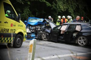 Voldsomt færdselsuheld – tre på skadestuen