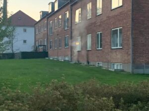 Brand i kælder under beboelsesejendom