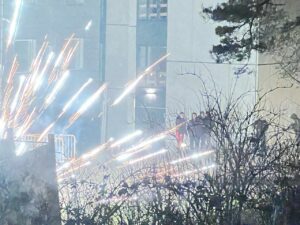 Unge skød fyrværkeri af i boligområde