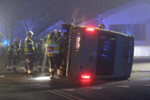 Ambulance væltede i rundkørsel
