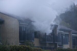 Brand i lejlighed – to personer bragt til hospitalet
