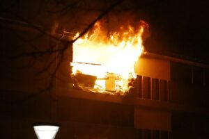 Voldsom brand i lejlighed