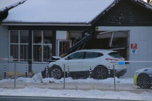 Bilist kørte galt og endte i cafeteria