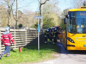 Brandvæsnet tilkaldt: Sort røg fra bus