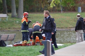 Forbipasserende reddede kvinde op af sø