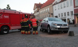 Bil kørte op på betonklodser og sad fast