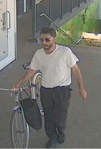 Udover denne mand, søger politiet også vidner til overfaldet, der fandt sted på Hvidovre Station onsdag d. 1. juli ved 14-tiden. Politifoto.