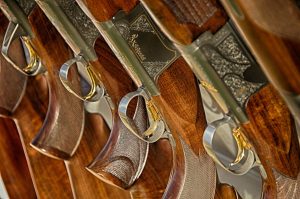 49-årig sigtet for ulovlig opbevaring af våben