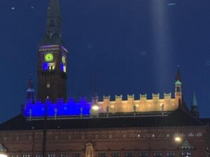 Rådhuset og Christiansborg oplyses i Ukraines farver
