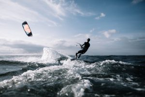 Redningsaktion: Kitesurfer i problemer