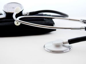 Tre personer fra lægeklinik sigtet i sag om svindel med offentlige tilskud