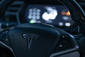 Tre unge anholdt: Smadrede Tesla