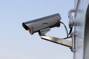 Tyv filmet da han stjal overvågningskamera