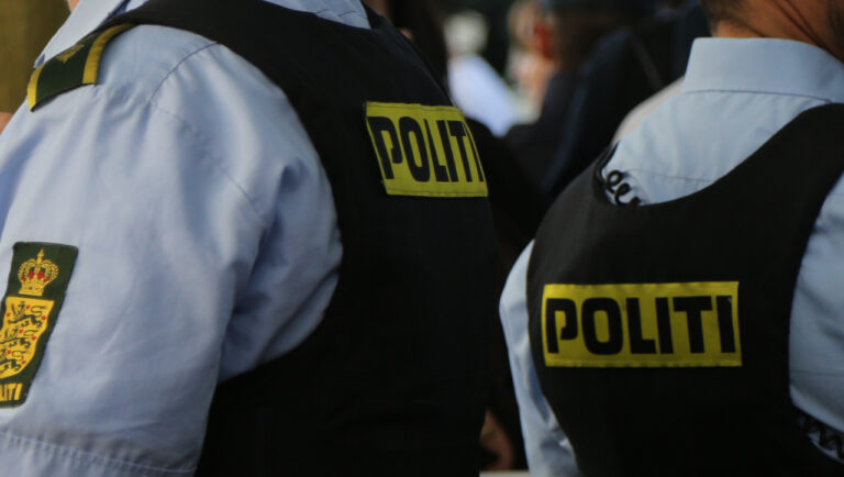 Mand skudt og såret af politiet