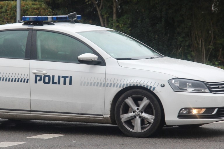 To cyklister ramt af bil i Hillerød – fører sigtet for at stikke af