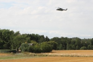 Hunde og helikopter leder efter 82-årig