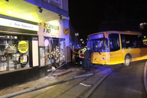 Bus kørte ind i husmur