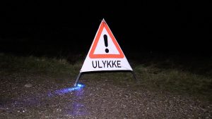 Bilist dræbt – kørte ind i havareret lastbil