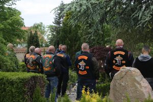 Bandidos mindedes brødre med køretur