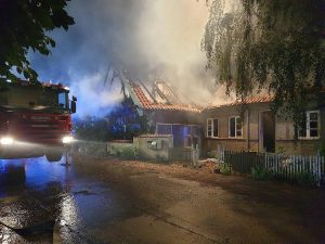 Brand i trelænget gård: 29-årig reddede ældre mand ud
