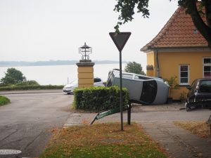 Bil kørte ind i hus