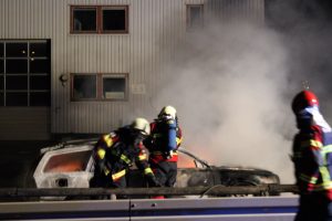 Bil stod i flammer