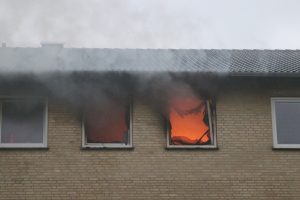 Brand i lejlighed – en person bragt til hospitalet