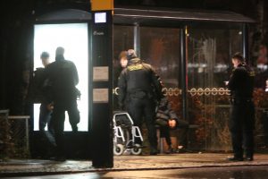 Politipatrulje beskudt med fyrværkeri: Tre unge pågrebet