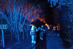 Voldsom brand i skur og garage