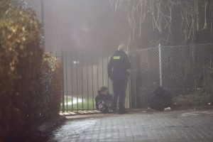 To såret i masseslagsmål på station