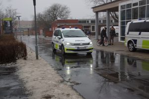Politi massivt tilstede ved skole