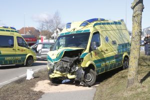 Bil og ambulance i voldsomt uheld