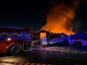 Voldsom brand i lagerbygning