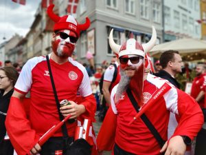 EM-fodbold: København i rødt og hvidt