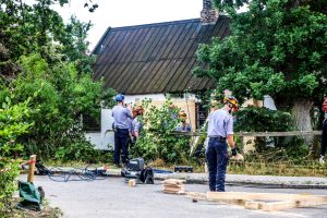 Bil kørte ind i hus