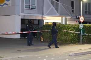 19-årig kvæstet efter overfald i boligområde – skud affyret