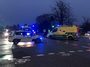 Bil og kassevognen kørte sammen i kryds
